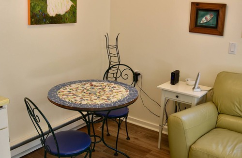 Gold Beach Cottage | Light, Bright and Cozy with River Views and Access