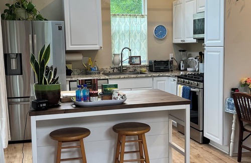 Lake Stevens Cottage | Light & Bright Modern Cottage with WiFi in charming Lake Stevens