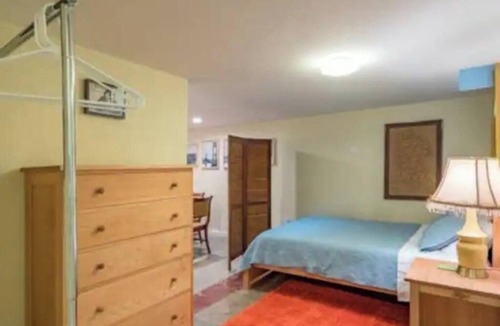 University Park Apartment | Light & Bright N. Portland Studio!