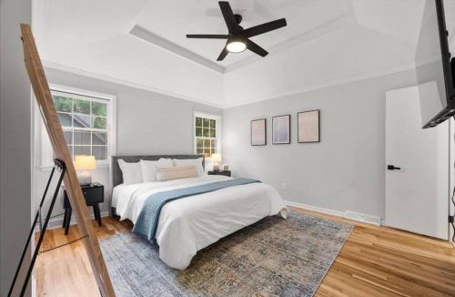 Overland Park House | Light Bright OP Remodeled Home 4BD 2BTH