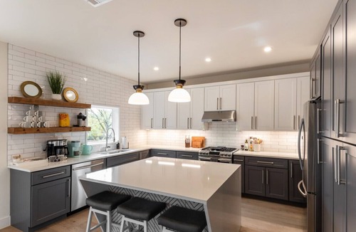 Govalle House | Light-Filled 4BR Retreat near East Side Hotspots