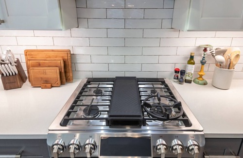 Govalle House | Light-Filled 4BR Retreat near East Side Hotspots