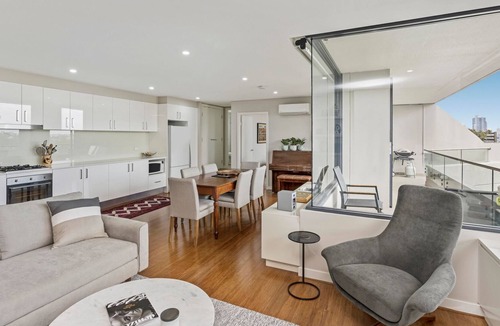 Waverton Apartment | Light filled apartment with sweeping harbour views