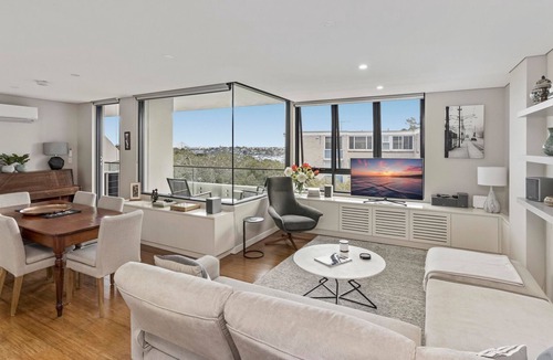 Waverton Apartment | Light filled apartment with sweeping harbour views