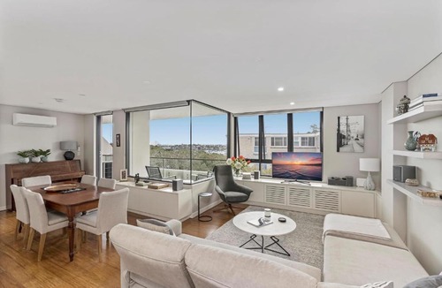 Waverton Apartment | Light filled apartment with sweeping harbour views