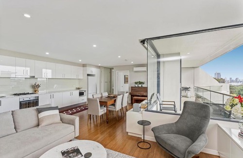 Waverton Apartment | Light filled apartment with sweeping harbour views