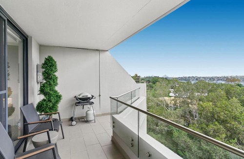 Waverton Apartment | Light filled apartment with sweeping harbour views