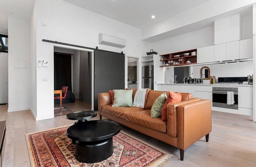 Collingwood Apartment | Light-filled Artistic Getaway - Smith St