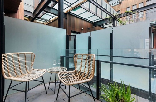 Collingwood Apartment | Light-filled Artistic Getaway - Smith St