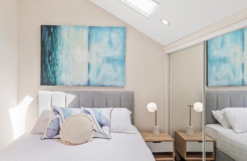 Williamstown Apartment | Light-filled coastal living - walk everywhere