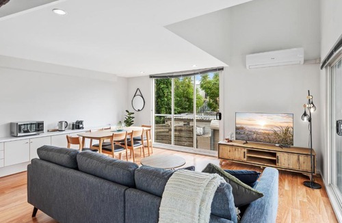 Williamstown Apartment | Light-filled coastal living - walk everywhere