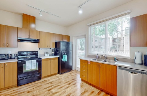 Education Hill House | Light-filled corner townhome with deck, home office & convenient location