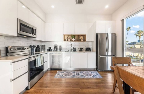 Wilshire Center Apartment | Light-Filled Home in K-Town | Parking, Gym & Views