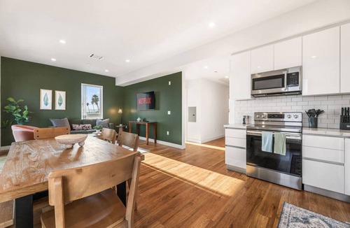 Wilshire Center Apartment | Light-Filled Home in K-Town | Parking, Gym & Views