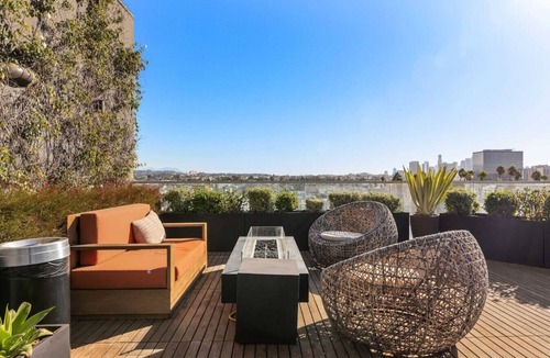 Wilshire Center Apartment | Light-Filled Home in K-Town | Parking, Gym & Views