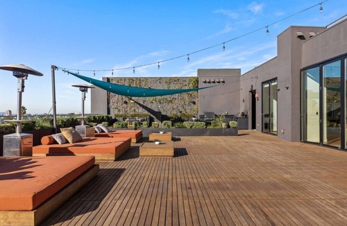 Wilshire Center Apartment | Light-Filled Home in K-Town | Parking, Gym & Views