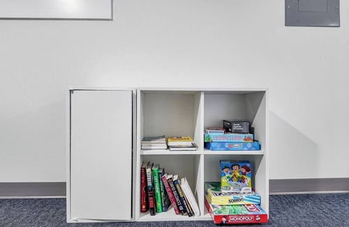 Harrison/Denny-Blaine House | Light-filled Seattle home featuring modern comforts and a tranquil fountain