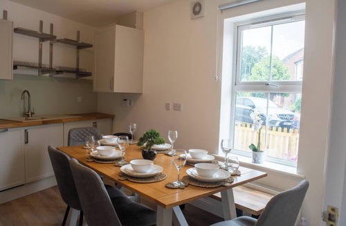 Swindon Apartment | Light House (Sleeps 10)