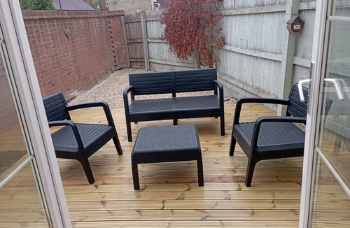 Swindon Apartment | Light House (Sleeps 10)