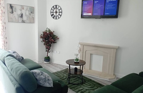 Swindon Apartment | Light House (Sleeps 10)