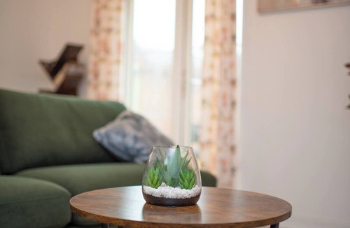 Swindon Apartment | Light House (Sleeps 10)