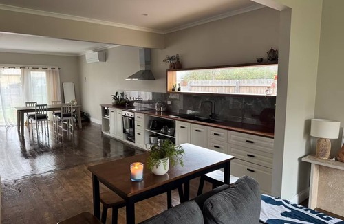 Warrnambool House | Light open plan family home - 600m from beach, huge backyard