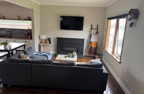 Warrnambool House | Light open plan family home - 600m from beach, huge backyard