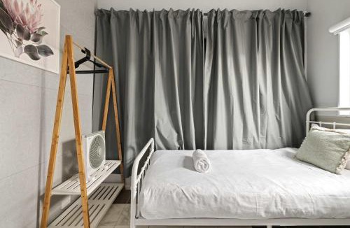 Peakhurst House | Light & Simple Single Room in Courtyard - Peakhurst Area - Shared Bathroom