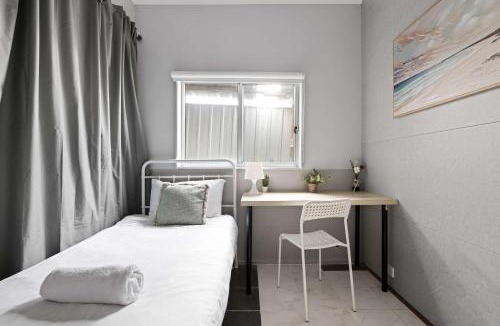 Peakhurst House | Light & Simple Single Room in Courtyard - Peakhurst Area - Shared Bathroom