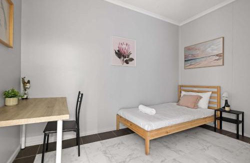 Peakhurst House | Light & Simple Single Room in Courtyard - Peakhurst Area - Shared Bathroom