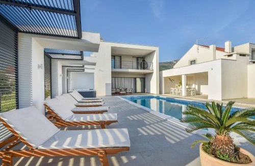 Kastel Luksic Villa | Light Star I