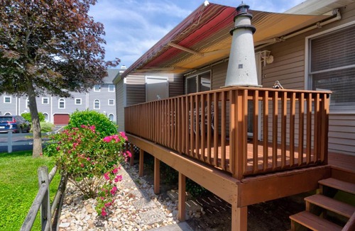 Caine Woods House | Lighthouse Condos