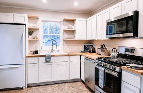 New Buffalo Cottage | Lighthouse Cottage - Family & Pet Friendly