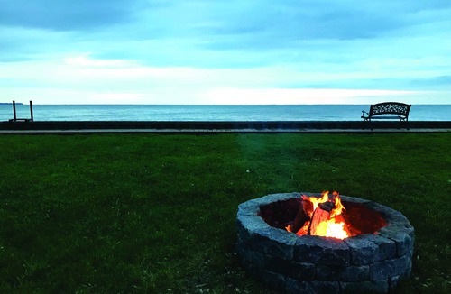 Lighthouse Cove Cottage | Lighthouse Cove Lakefront Cottage with Canal Dock