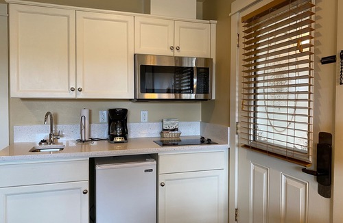 Downtown Cannon Beach Hotel | Lighthouse Inn