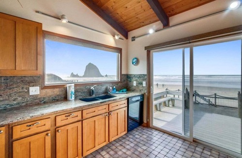 Downtown Cannon Beach House | Lighthouse - Oceanfront!