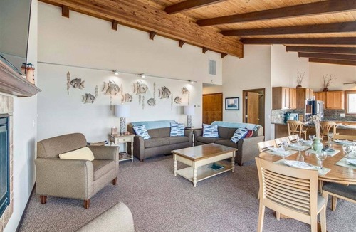 Downtown Cannon Beach House | Lighthouse - Oceanfront!