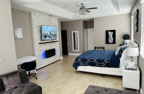 Tamiami Bed & Breakfast | Lighthouse retreat pool and jacuzzi