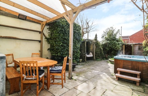 Gorleston-on-Sea Cottage | Lighthouse View