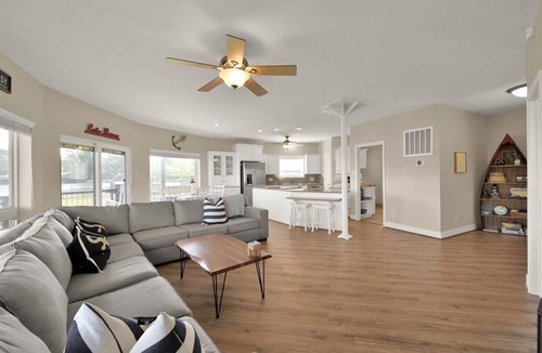 Blanchard House | Lighthouse Views & Lake Vibes – 4BR Retreat in Livingston, TX