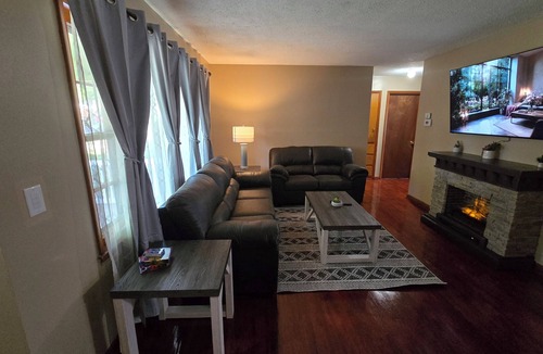 Wichita House | Lights on Watson II in awesome Wichita with cool AC and comfort for work/leisure