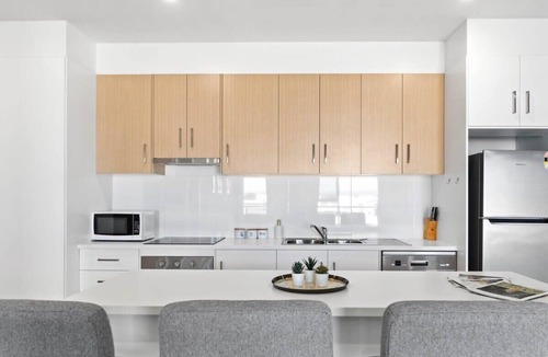 Lightsview Apartment | Lightview Oasis- Modern 2BR Apt- WiFi & Parking