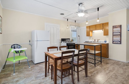 Auburn Apartment | Like home Charming 3 Bedroom Upstairs Flat 3 blocks frm downtown Auburn Sleeps 5