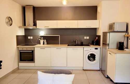 Waldeck-Sully Apartment | Lil Bretech: Terrace and covered parking