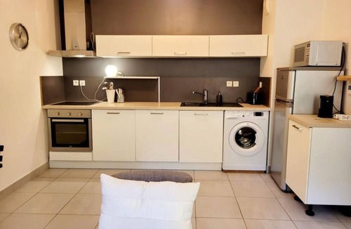 Waldeck-Sully Apartment | Lil Bretech: Terrace and covered parking