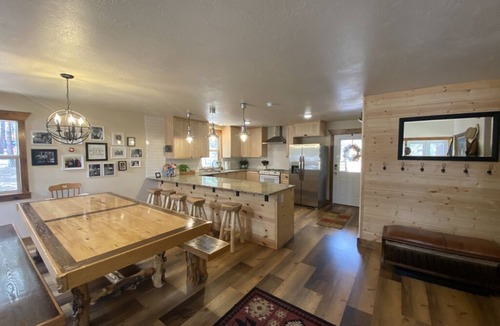 Monticello Cabin | Lil' Cascade Huge Mountain Lodge with deck near Blue Mountain Guest Ranch