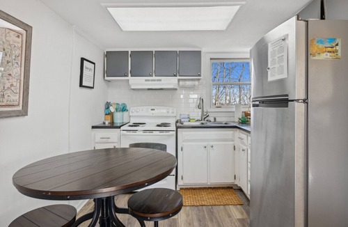 Gatlinburg - Pigeon Forge Cabin | Lil Fantasy Hideaway | Hot Tub Mtn Views Pets