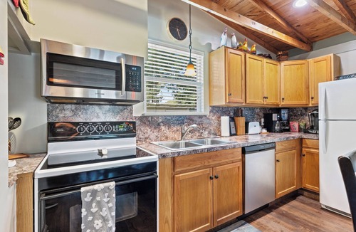 Kingsland House | Lil Granny's Lake House - 750 sq. ft. home in a quiet neighborhood on Lake LBJ