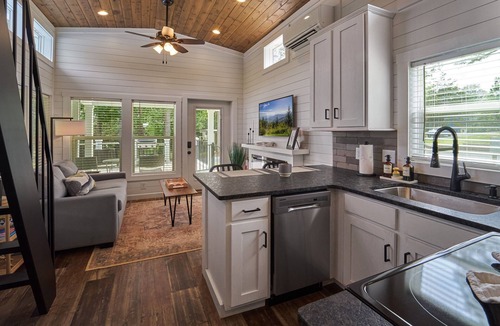 Sevierville Cottage | Lil Lake House! Modern Tiny Home!