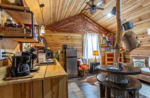 Caddo Gap Cabin | Lil' Rustic, Nearby Waterfalls, Creekside Fun, ATV Friendly, Hot Tub, Hiking.